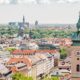 Eine Stadt aus der Vogelperspektive mit Kirchturm - Immobilienbewertung