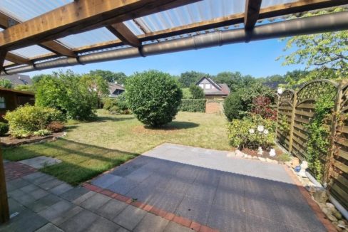Terrasse mit Blick in den Garten Haus 1