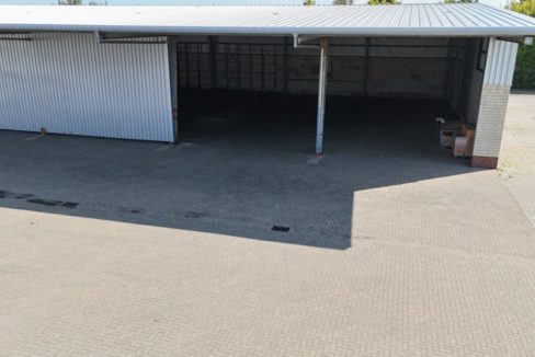 1176 m² Halle