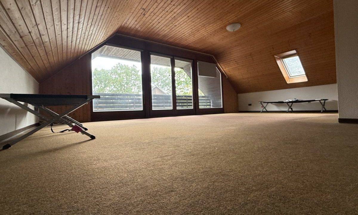 OG großes Zimmer mit Balkon