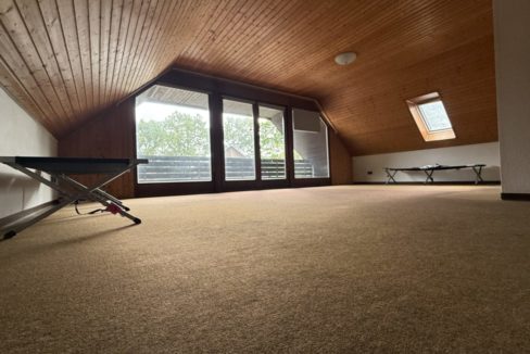 OG großes Zimmer mit Balkon