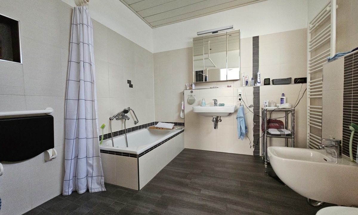 Bad mit Dusche & Wanne