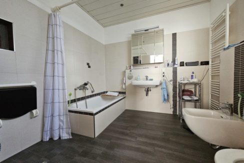 Bad mit Dusche & Wanne