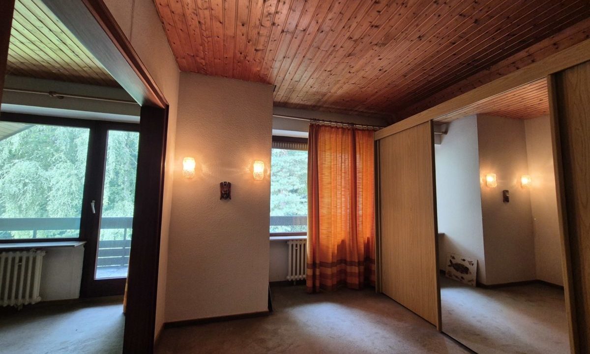 Ankleideraum mit angrenzendem Elternschlafzimmer