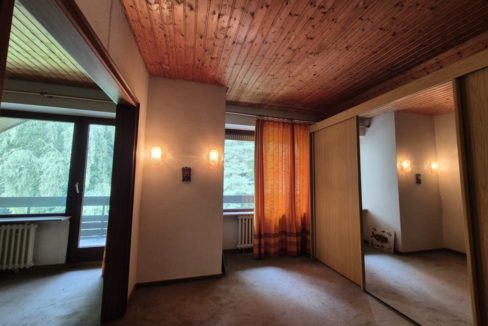 Ankleideraum mit angrenzendem Elternschlafzimmer