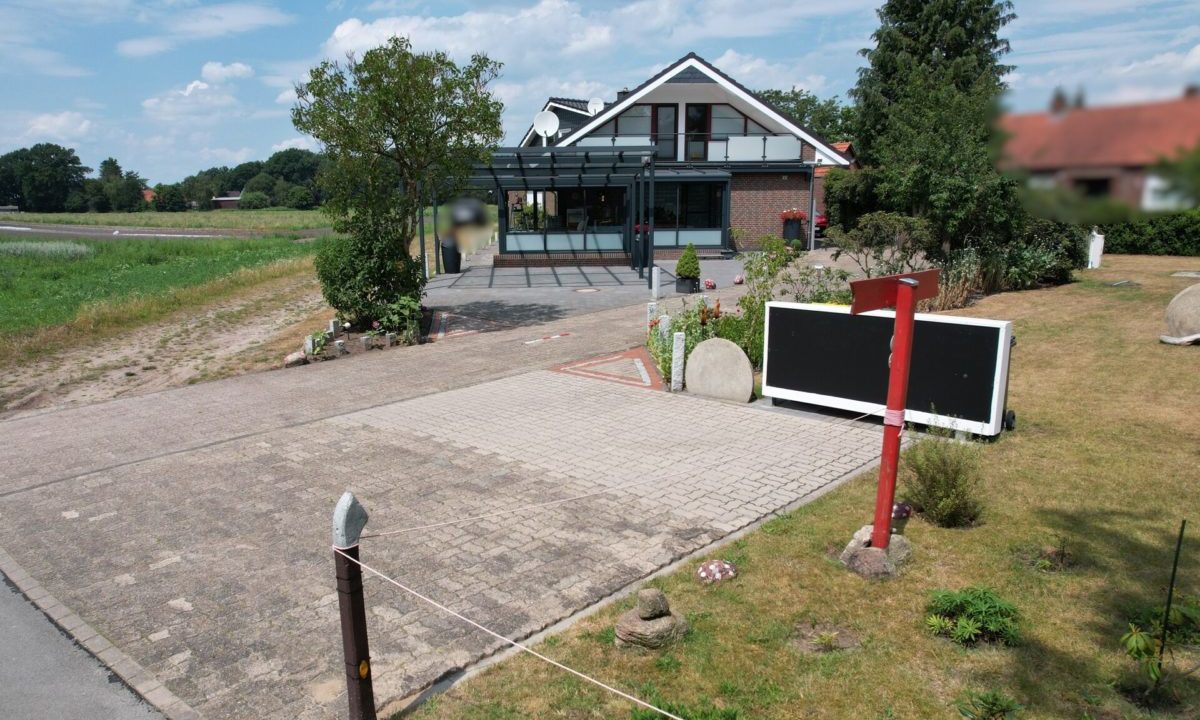 Außen mit Parkplätzen